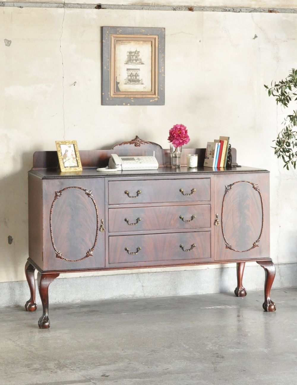 クラシックなデザインのアンティーク英国家具、リビングボード（サイド