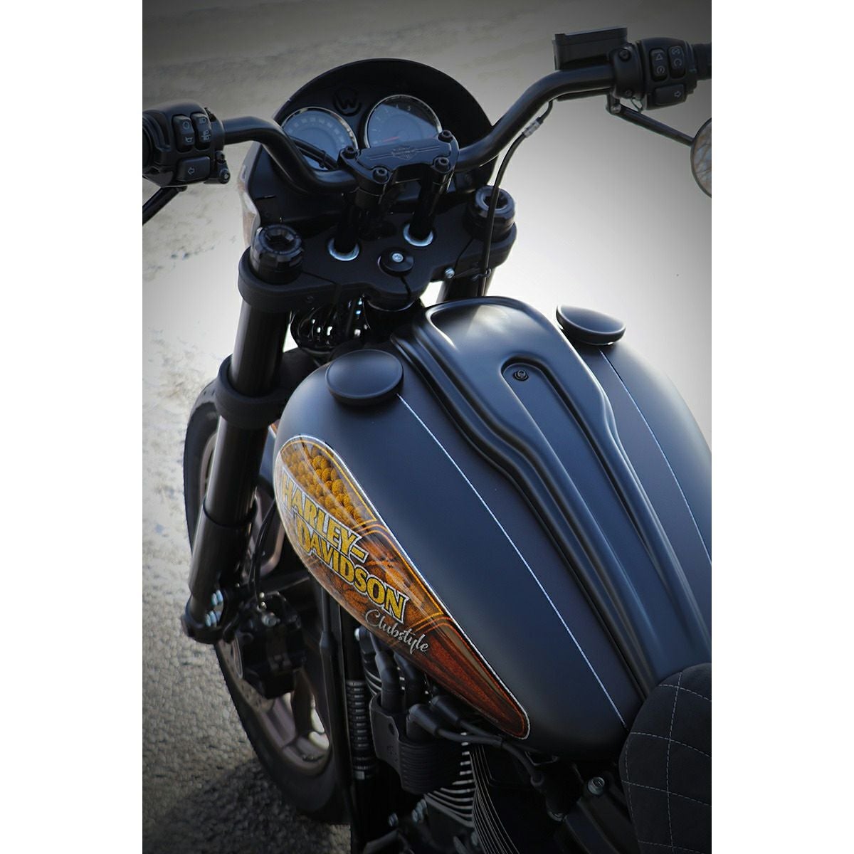 ハーレー FXLR、FXLRS FXLRST ダッシュカバー(グロスブラック) Cult