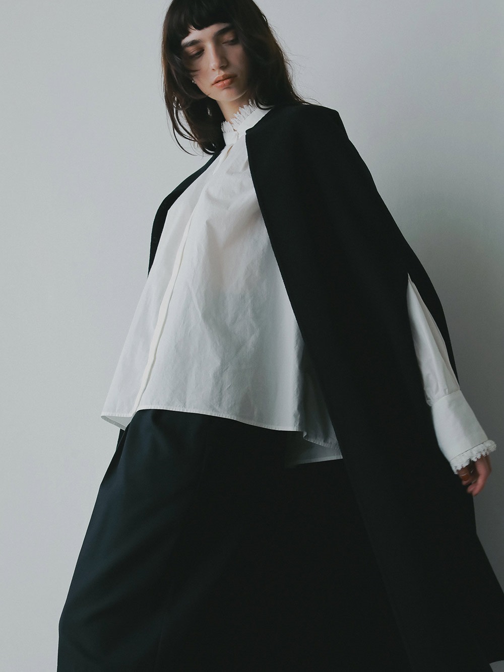 カシミヤブレンドロングケープ | Coat | HER. Online Store