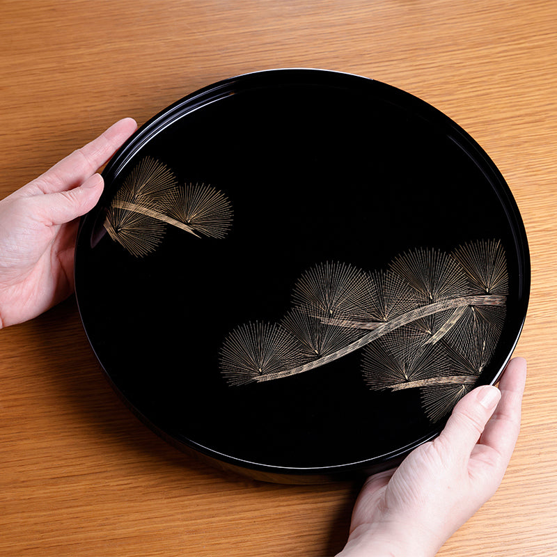 丸盆 尺 黒 松ヶ枝沈金〈大藤漆器店〉 – ハーベスト