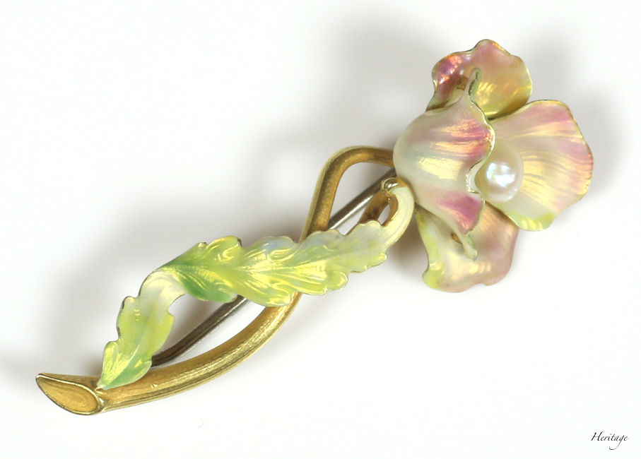 オパールセント・エナメルの夢のように美しいフラワー・ブローチ