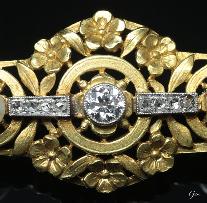 エドワーディアンの非加熱アクアマリンと彫金が美しいバーブローチ