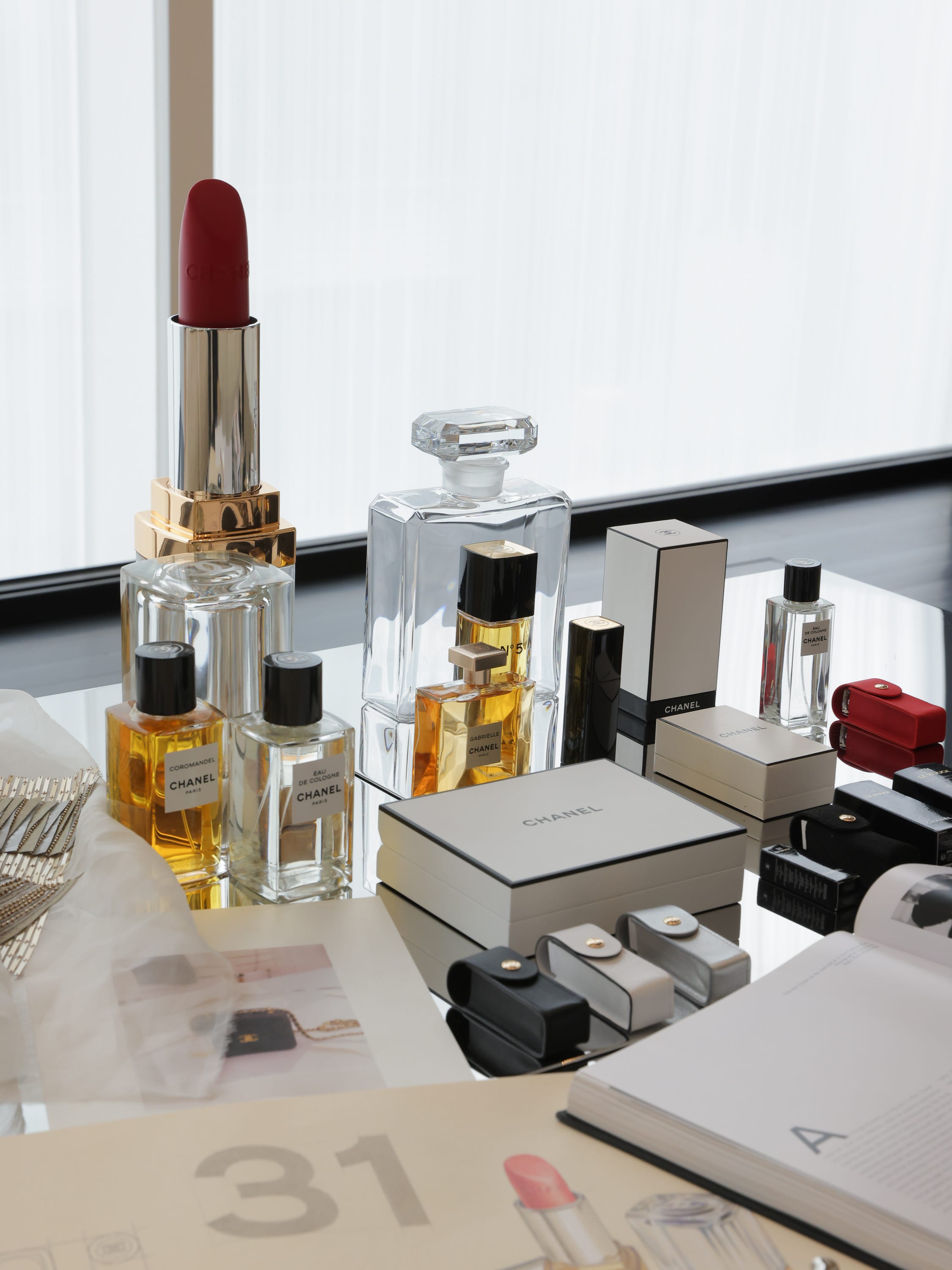 シャネル」コスメの美しいパッケージはこうして生まれる。 開発者が