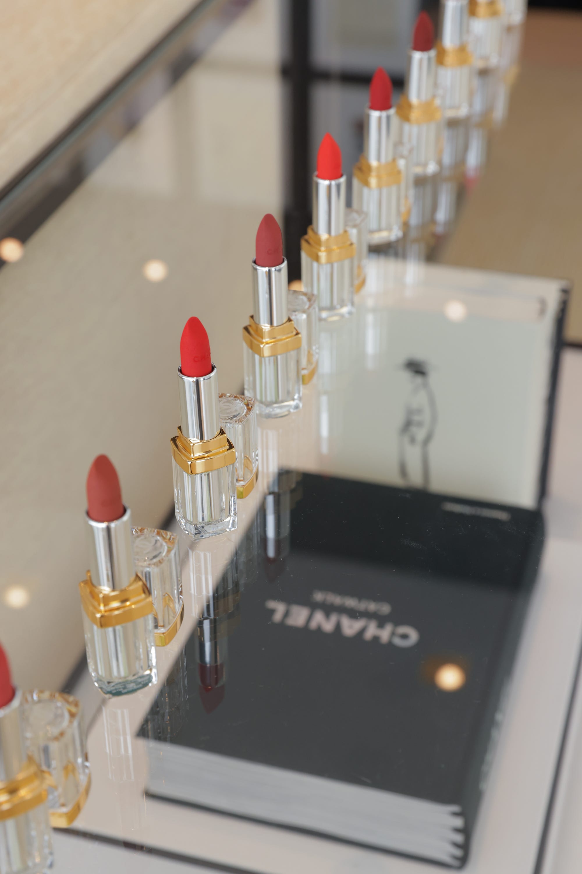 シャネル」コスメの美しいパッケージはこうして生まれる。 開発者が