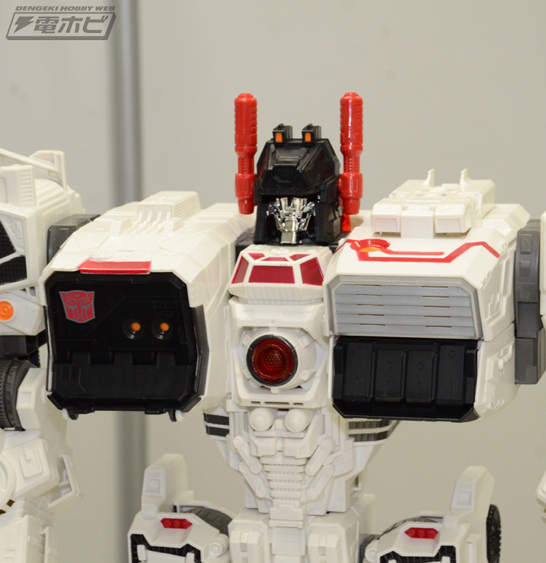 トランスフォーマー玩具史上最大の司令官ふたたび！全長約60センチの超