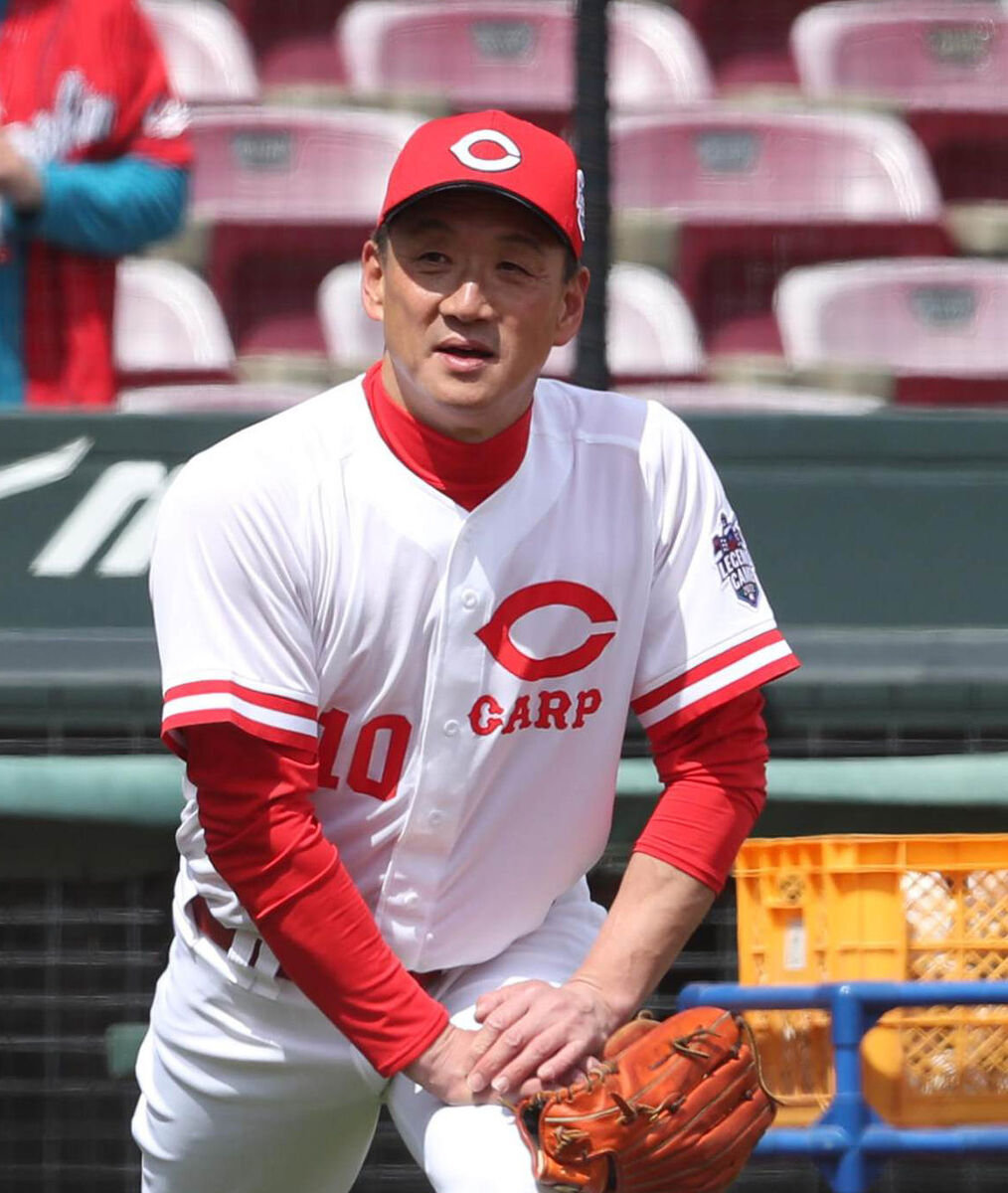 広島】OB金本知憲氏、20年ぶりカープ背番号10のユニホームに笑顔