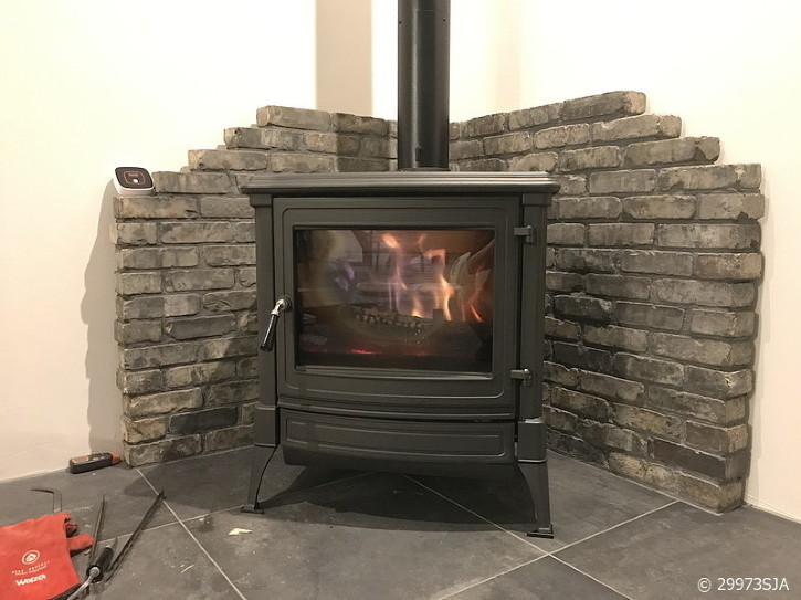 アンティーク×モダンな薪ストーブの部屋 | お客様の施工事例 | タイル