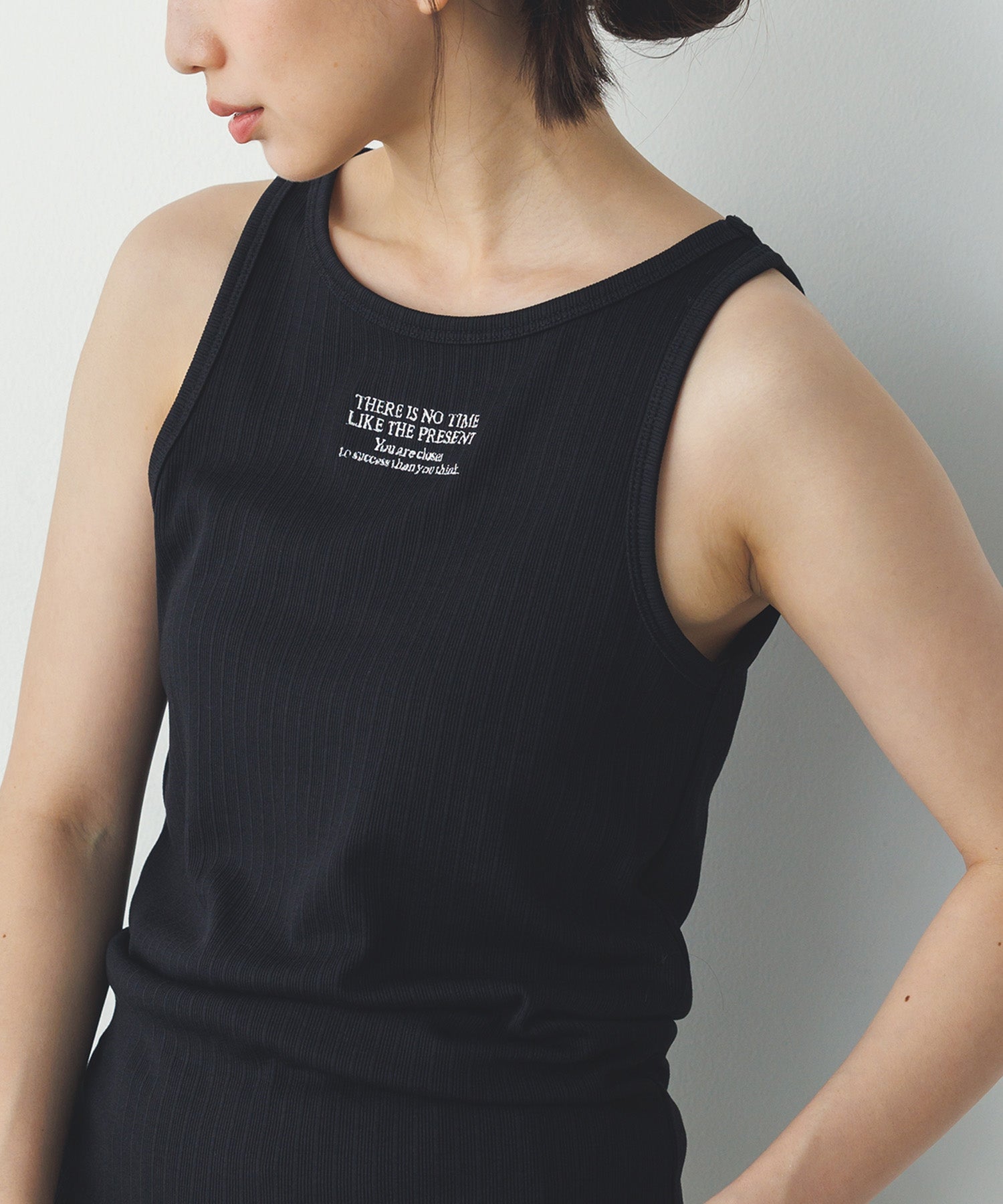 ロゴ刺繍 リブタンクトップ