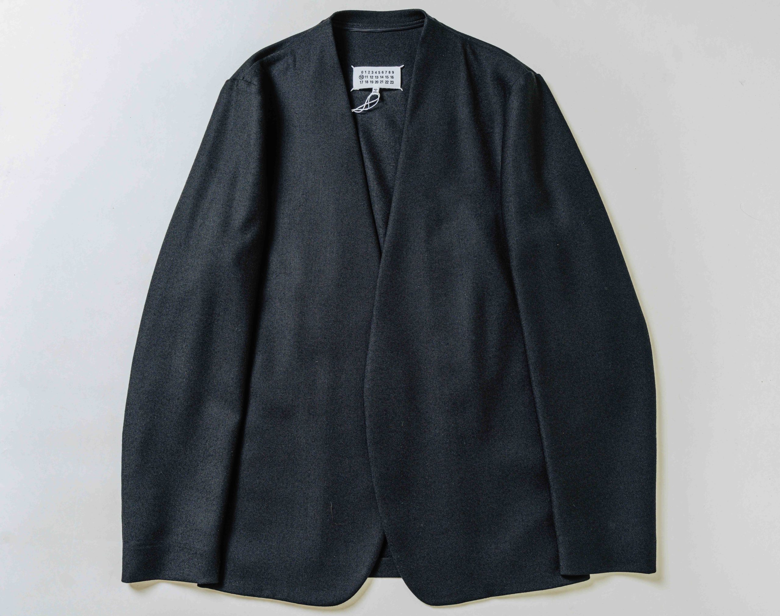 メゾンマルジェラのウールフランネル ノーカラージャケット | HUES