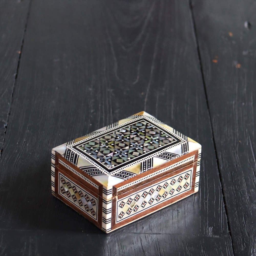 エジプト・アラベスクの螺鈿家具 / ガラタバザール