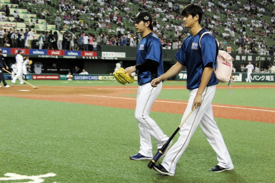 日本ハム大谷、ピンクのリュック背負いグラウンドを引き揚げる/野球