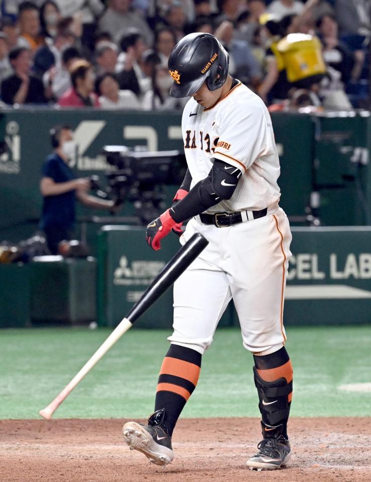 巨人・岡本和真が自身に怒 珍しくバットを放り投げて悔しさ大爆発