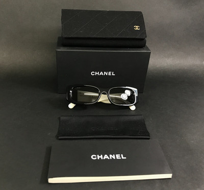 Chanel Sunglasses 5525-A c.1656/T8 Black White with Gray Polarized