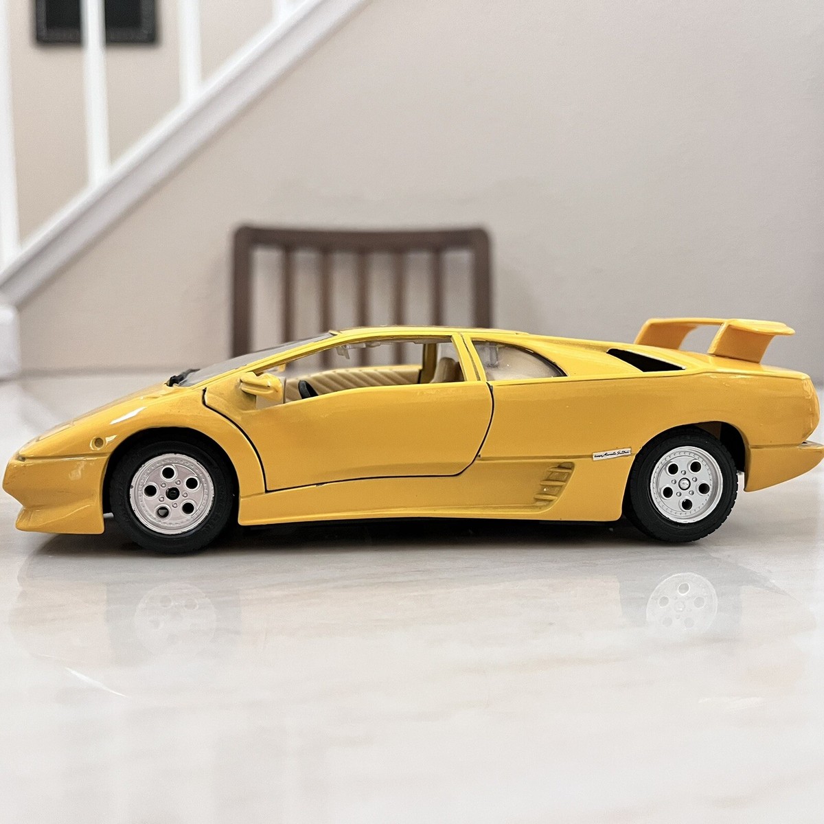 Bburago Lamborghini Diablo 1990 Collection Diecast Model Car 1/24