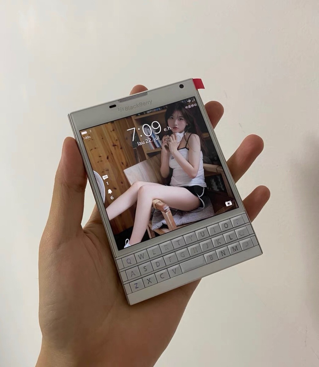 Blackberry Passport (4G) 3G/32GB Mobile Phone White (Preowned