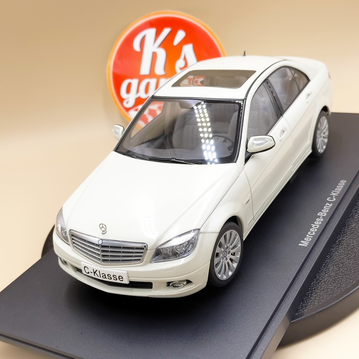 AUTOart 1/18 Mercedes-Benz C-Class Limousine Elegance White 76262