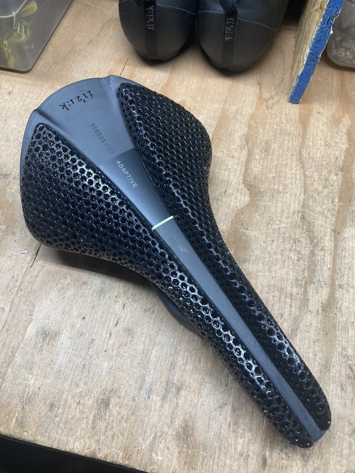 fi'zi:k VERSUS EVO R1 ADAPTIVEサドル 139mm 【公式通販】