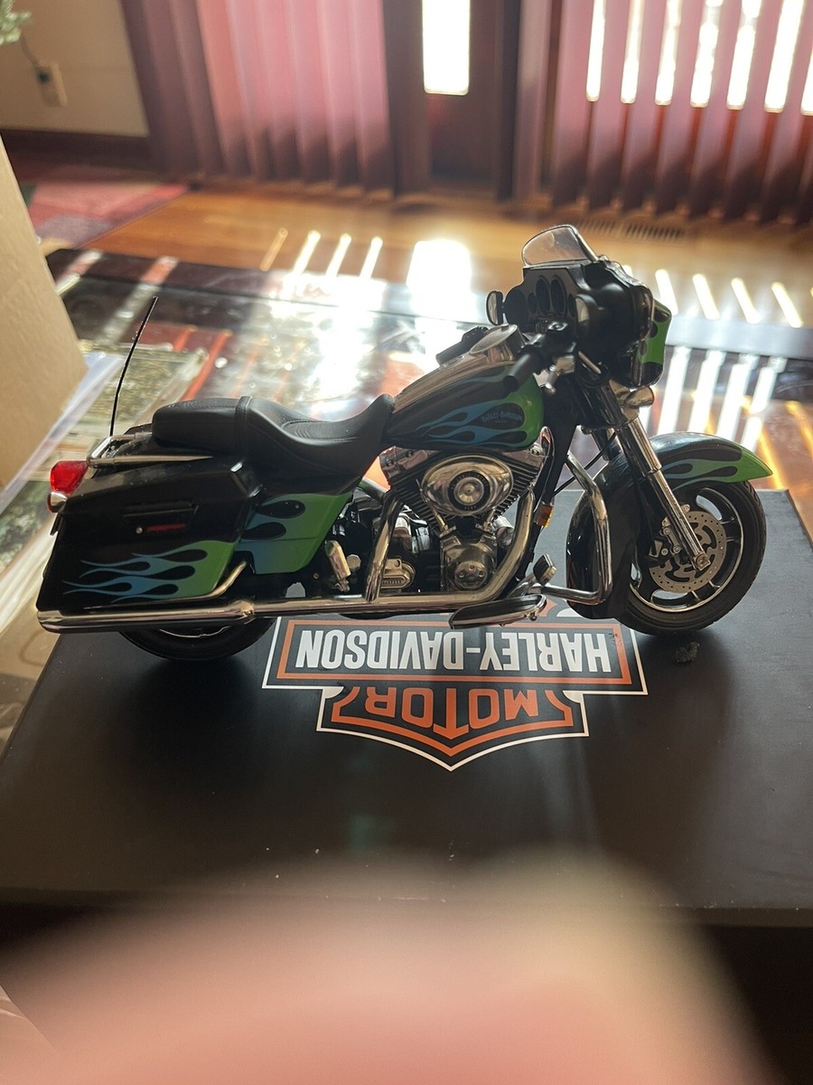 Harley Davidson 2008 FLHX Street Glide. 1/12 BY DIECAST PROMOTIONS