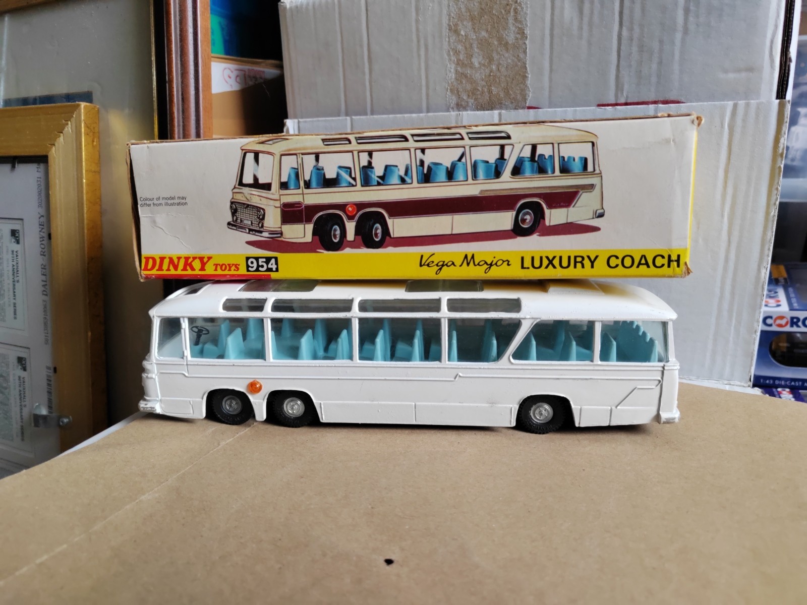 Dinky 954, Vega Major Luxury Coach - Free Price Guide & Review