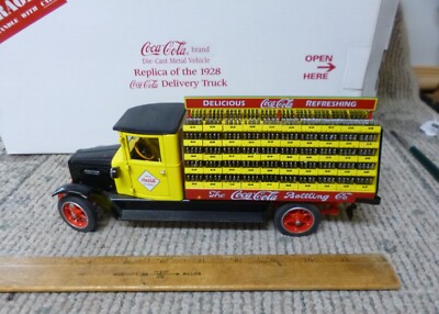 Danbury Mint 1928 Coca Cola delivery Truck 1:24 NM in Original Box