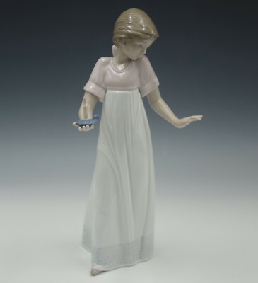 LLADRO NAO PORCELAIN 1155 TO LIGHT A WAY GIRL WITH CANDLE FIGURINE