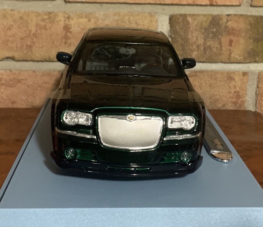 CHRYSLER 300C HEMI GREEN MAISTO LUXURY DIE-CAST COLLECTION 1:18