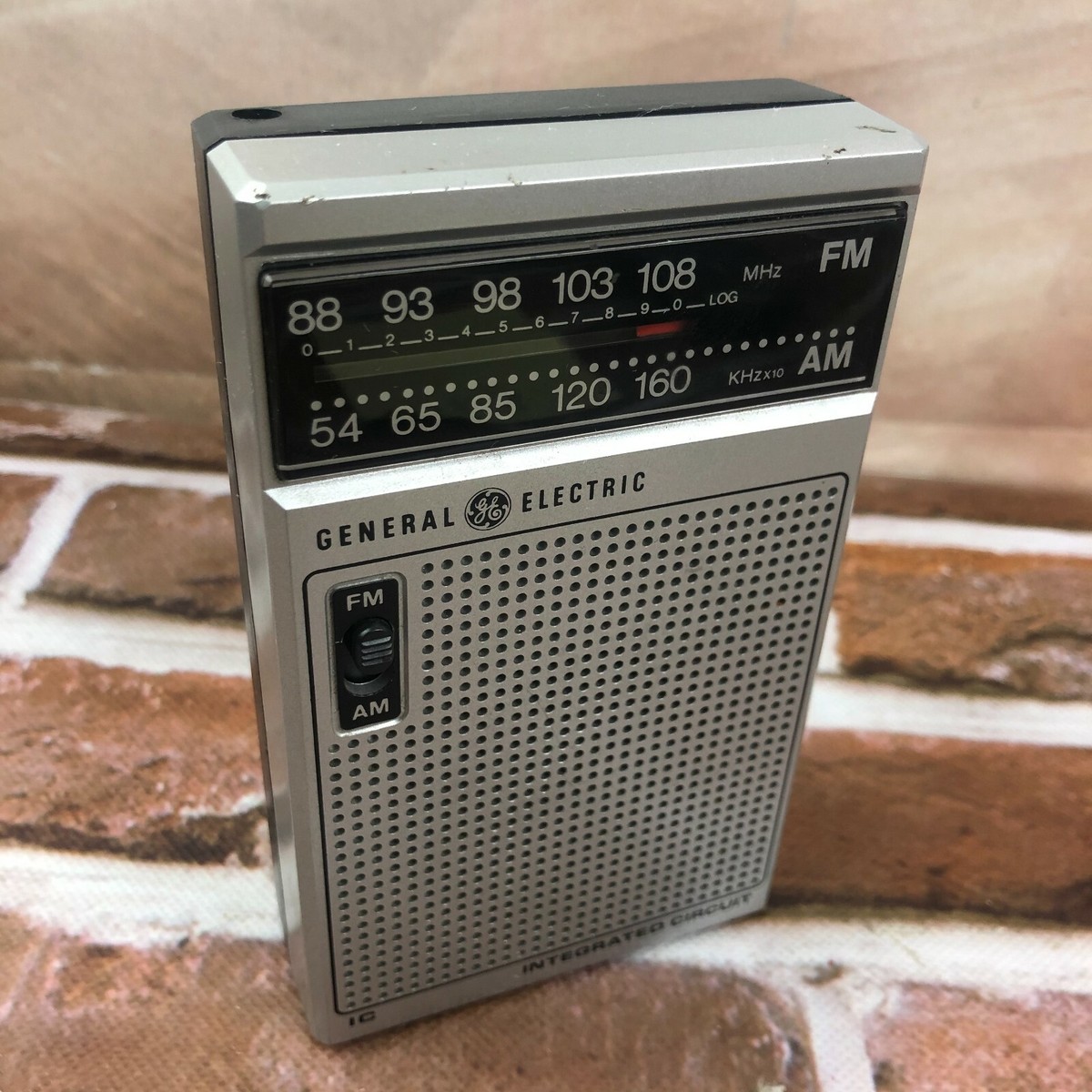 Vintage General Electric Pocket AM FM Transistor Radio Model 7