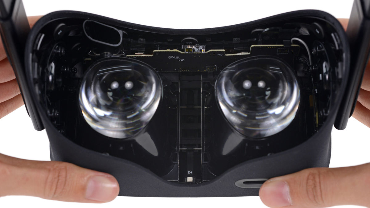 発売されたばかりのVRヘッドセット「Oculus Rift」を速攻でバラバラ