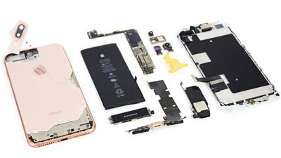 iPhone 8 Plusをバラバラ分解、背面のガラスパネルは一度割れると交換