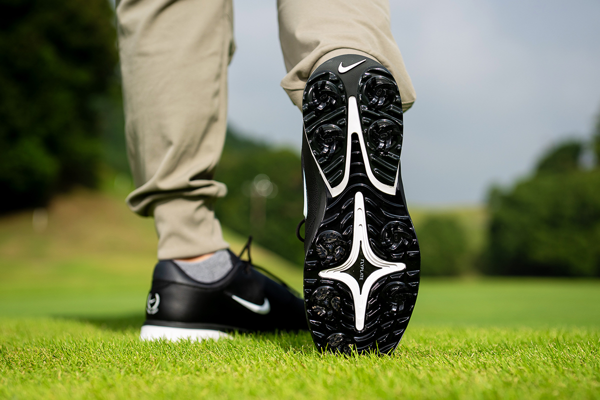 足裏がキラリ☆マキロイのスイングを支える“星のたわみ”とは ナイキ