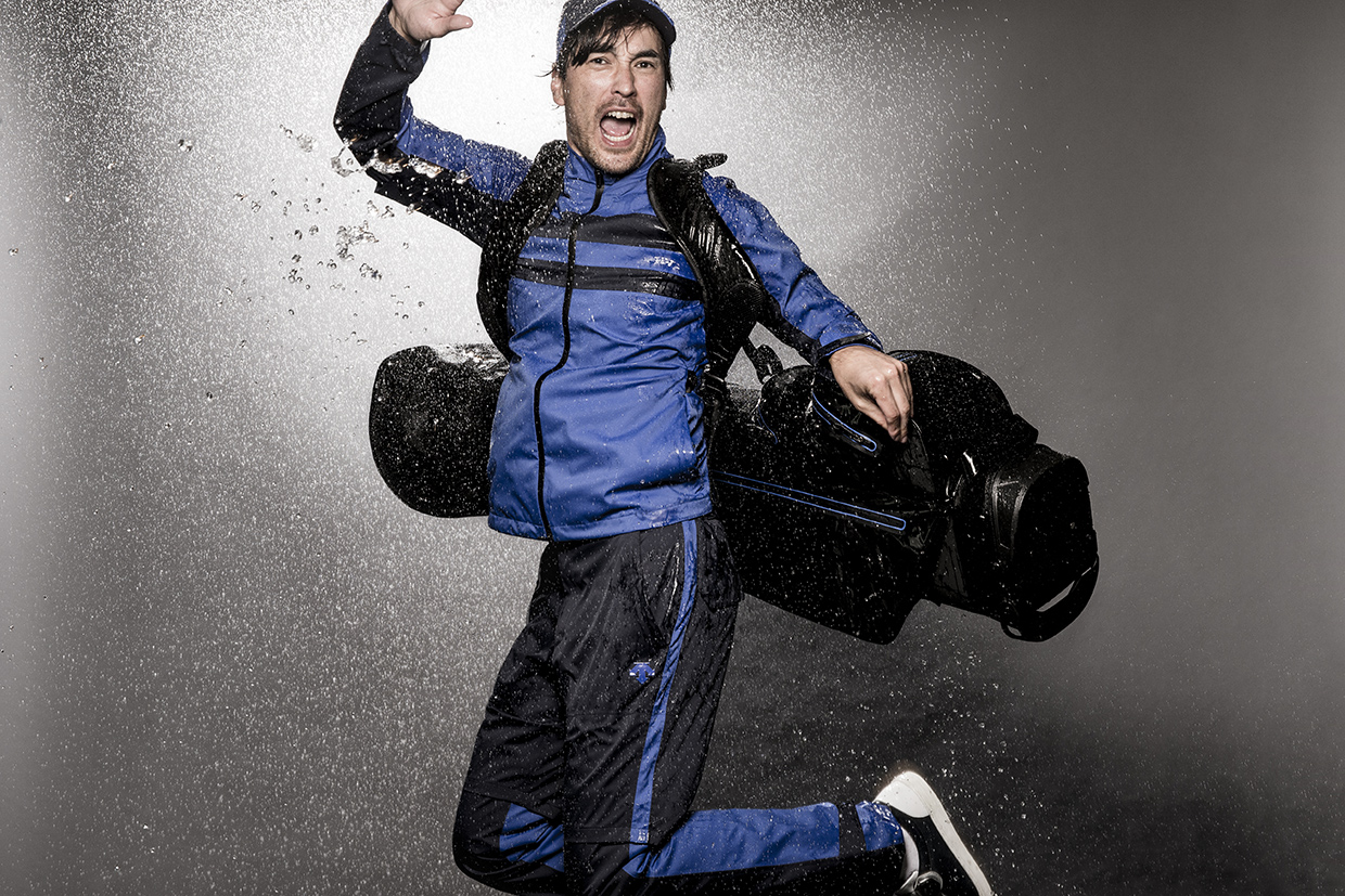 うっとうしい梅雨の季節を吹き飛ばす極楽レインウェアで余裕のプレーを