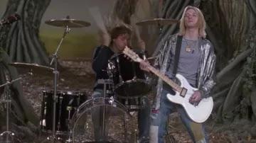 カートがこのUnivox Hi-Flierをライブで演奏している映像ってある