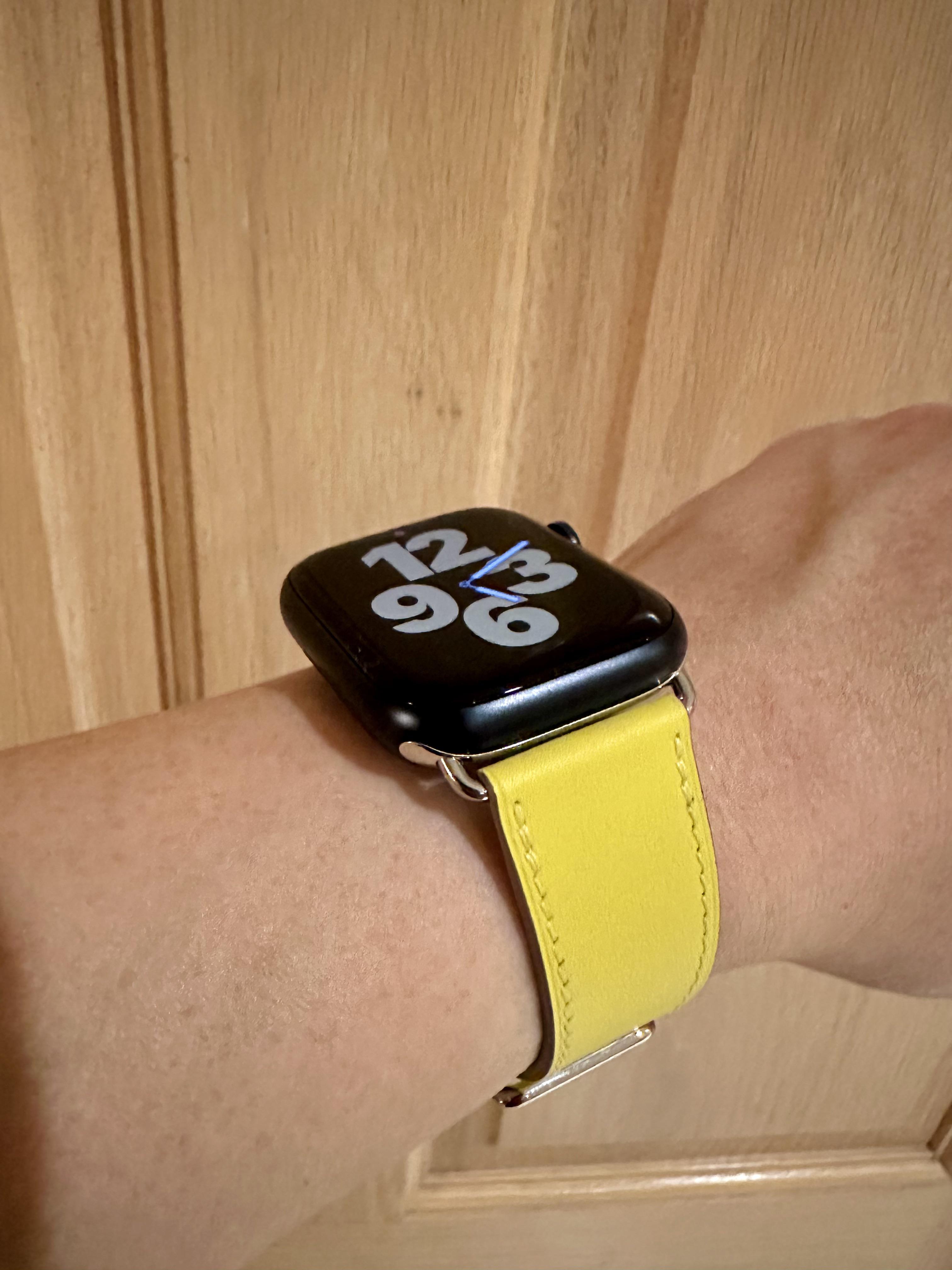 Apple Watch series 8 aluminum Midnight with Hermès Lime single