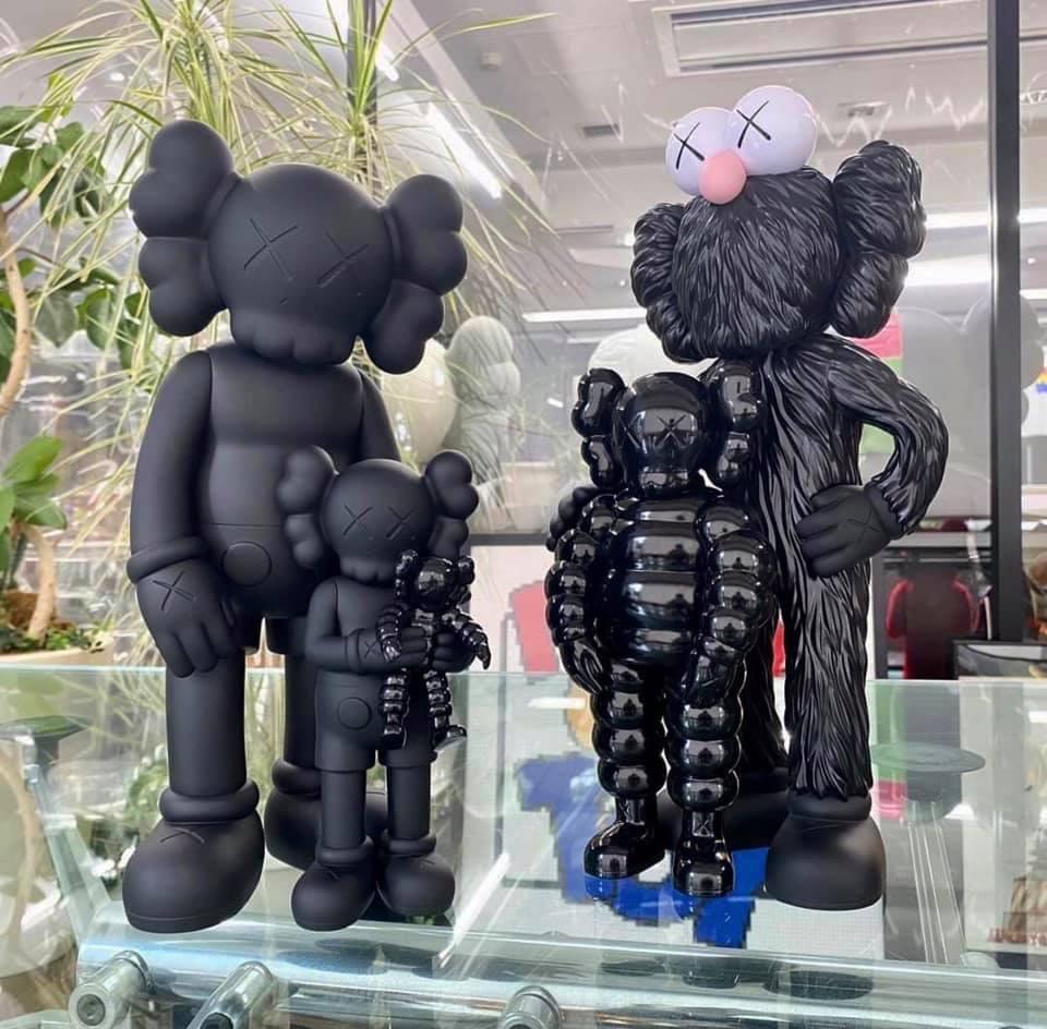 kaws family カウズ ファミリー kaws family black KAWS family black