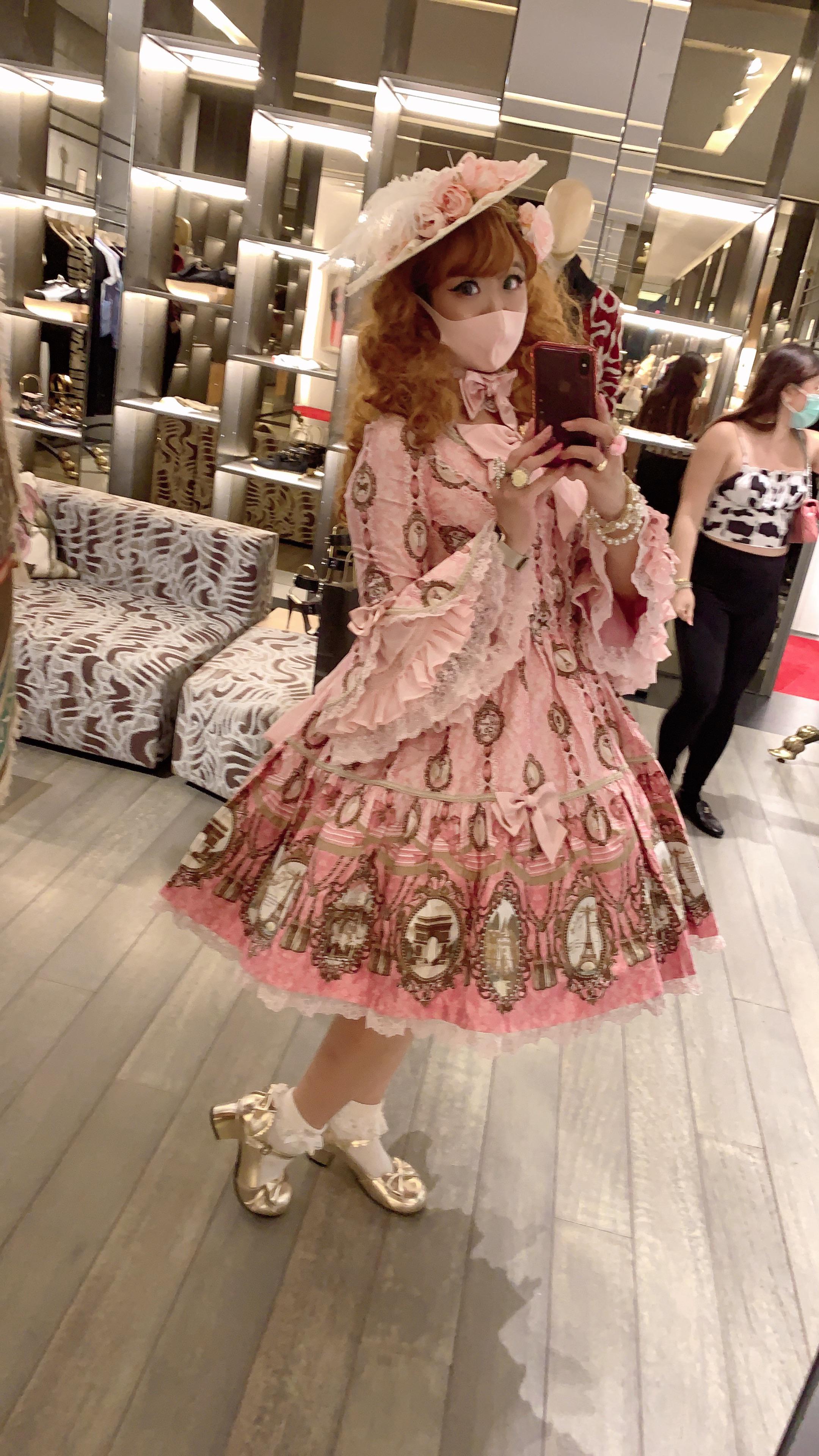 Mirror selfie at Vivienne Westwood : r/Lolita