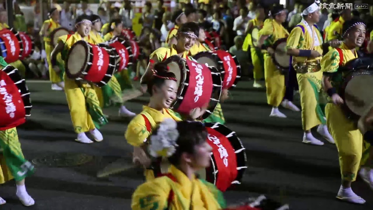 太鼓鳴らして練り歩く「盛岡さんさ踊り」 - YouTube