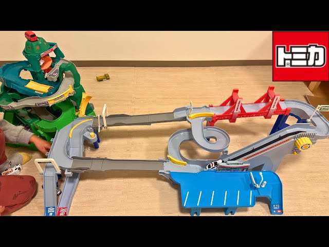 トミカ】つなげて遊ぼう！コースがのび～る！2WAYにぎやか高速どうろと