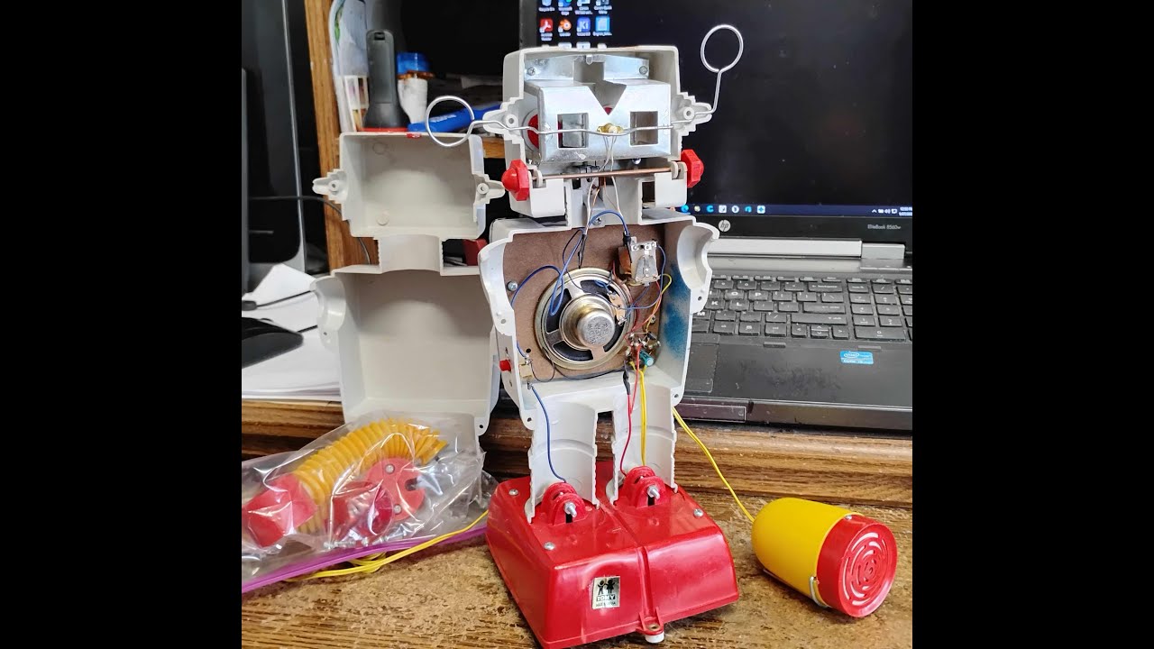 Inside the 1965 MIKE Robot by TOMY, Japan. How it works, with