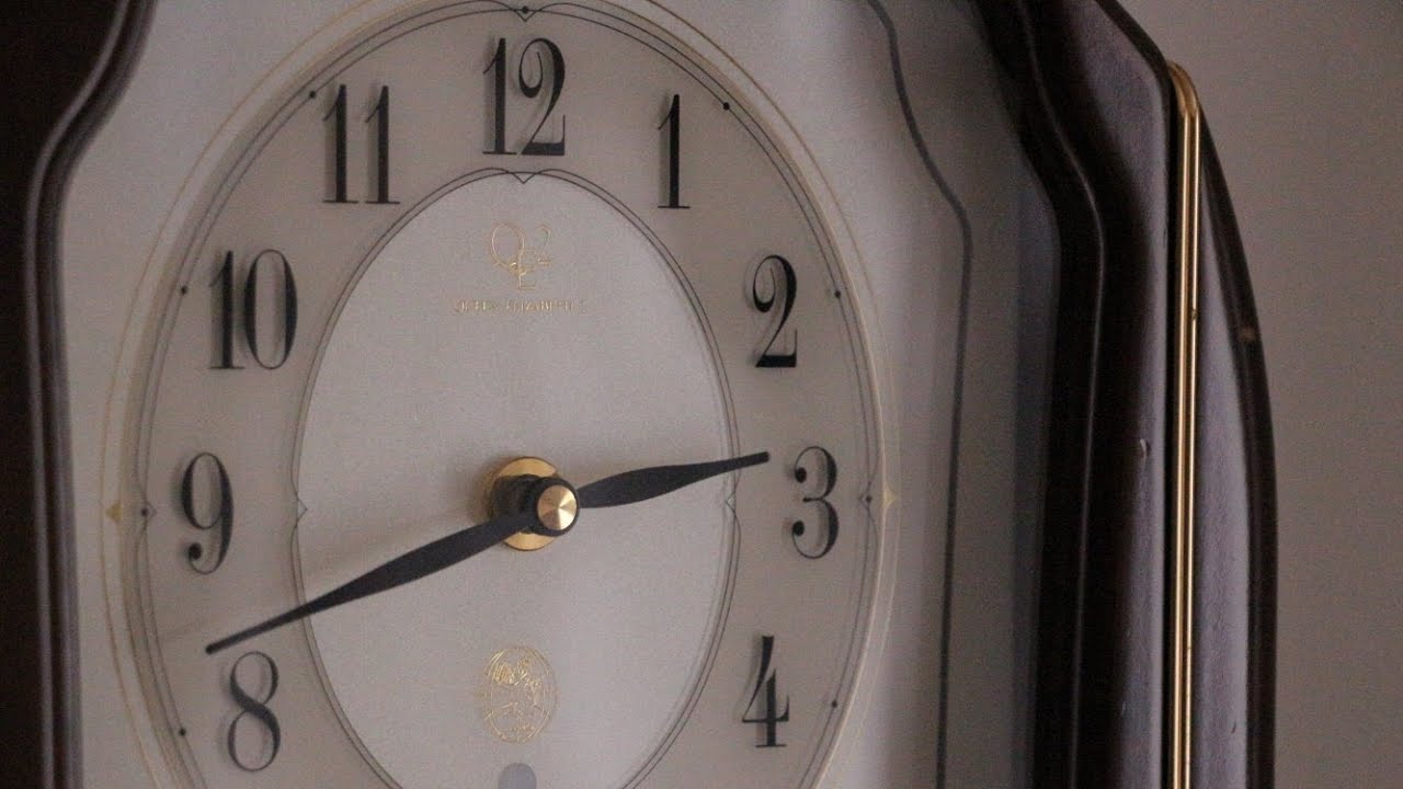 RHYTHM QE2-R84 DWS音源搭載メロディ置き時計 - YouTube