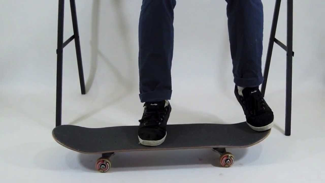 スケボー初心者にオススメ。座ったままオーリーする練習方法。 - YouTube