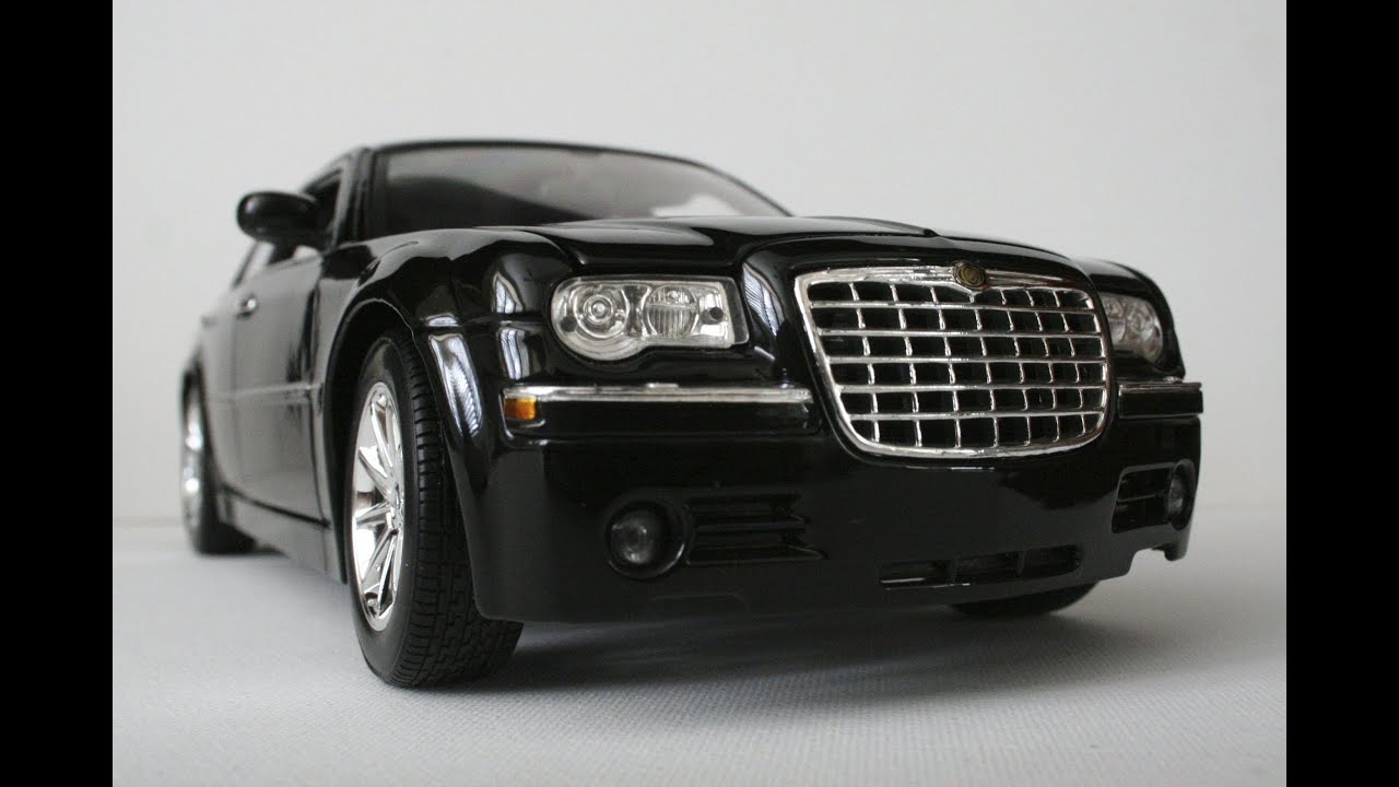 1:18 Chrysler 300C HEMI by Maisto (2005) - The Model Garage - YouTube