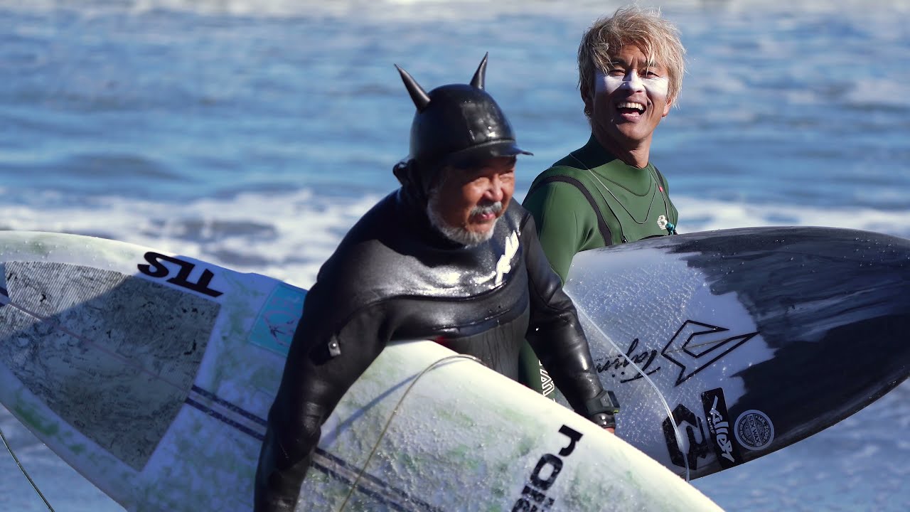 孫がいる爺ちゃんサーファーたちもニコニコ笑顔でサーフィンを - YouTube