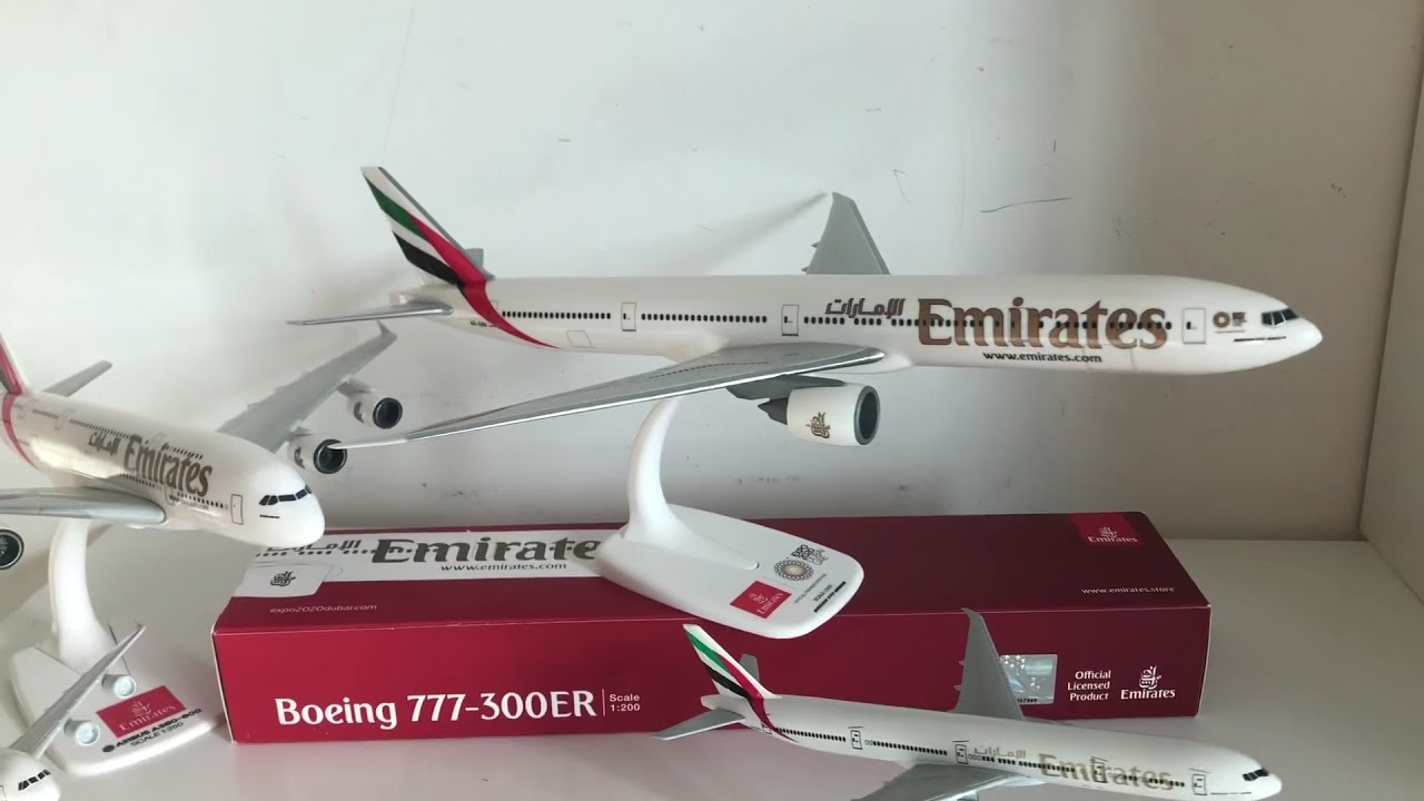 Unboxing an Emirates Boeing 777-300ER 1:200 - YouTube