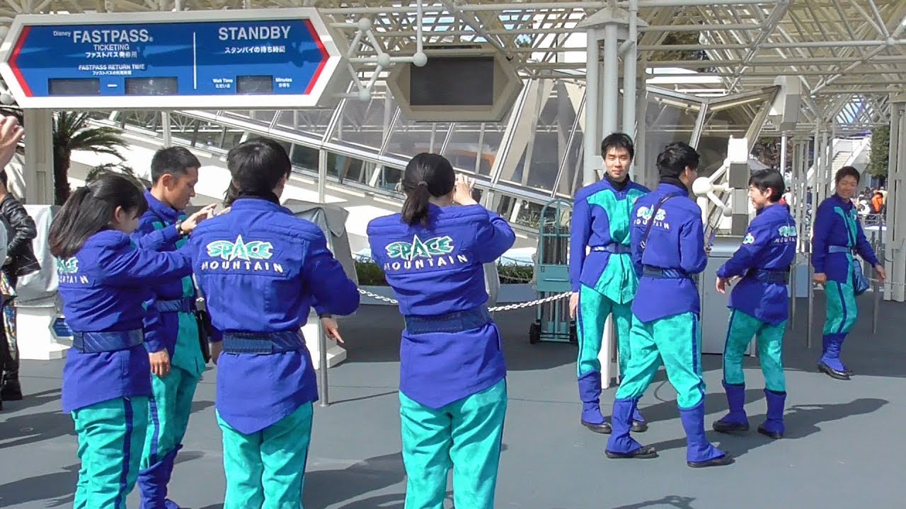 影絵でミッキーを作るスペースマウンテンのキャストさん - YouTube