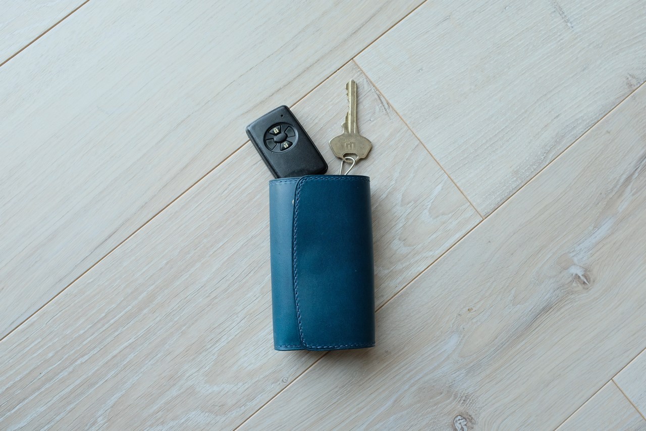 僕が見つけた理想。『ajina』のレザーキーケースなら、車の鍵も