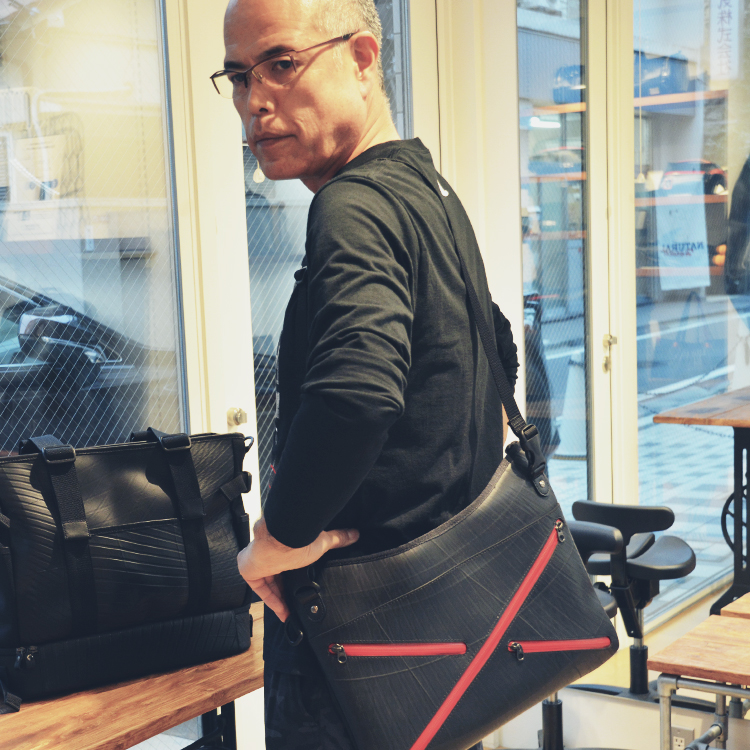 リサイクルしたタイヤのインナーチューブから作られた田中要次さん