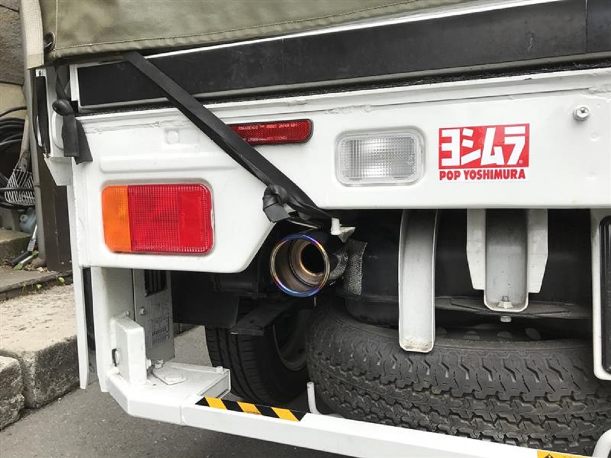 スズキの軽トラにはバイクでお馴染みのヨシムラマフラーが純正カスタム