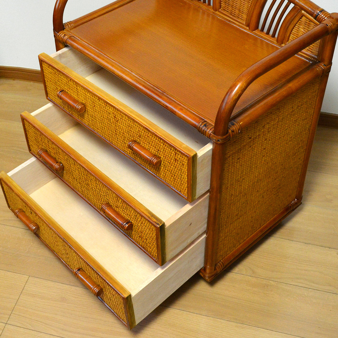 キャスター付きラタンチェスト 3段 飾り枠付き 完成品 – 輸入家具の