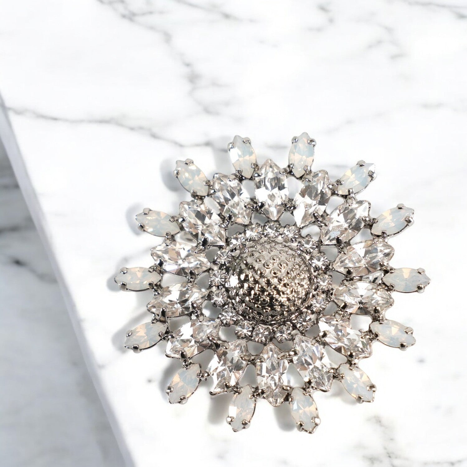 ブローチ ラインストーン クリアカラー ホワイト フラワー 134990