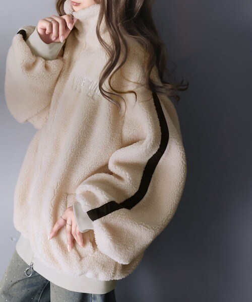 Javaジャバコラボ》スポーティな印象を放つ。サイドライン胸刺繍